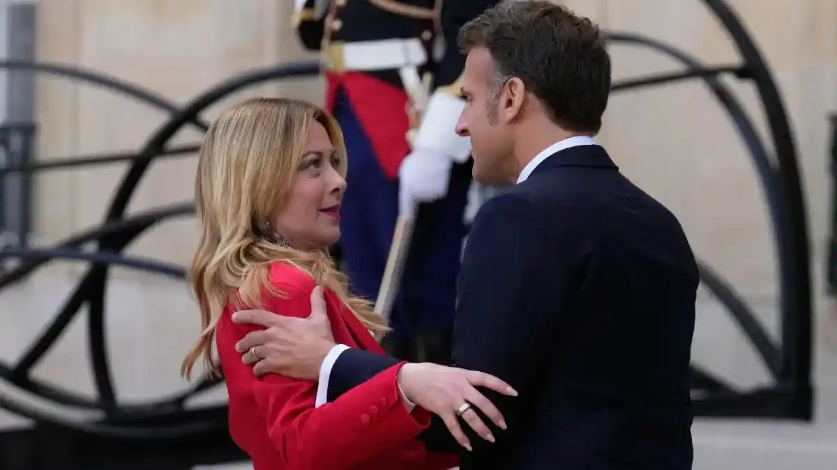 Paris Summit मैक्रों ने जिस अंदाज में किया  Kiss शरमा गईं मेलोनी पेरिस शिखर सम्मेलन का ये VIDEO इंटरनेट पर मचा रहा तहलका