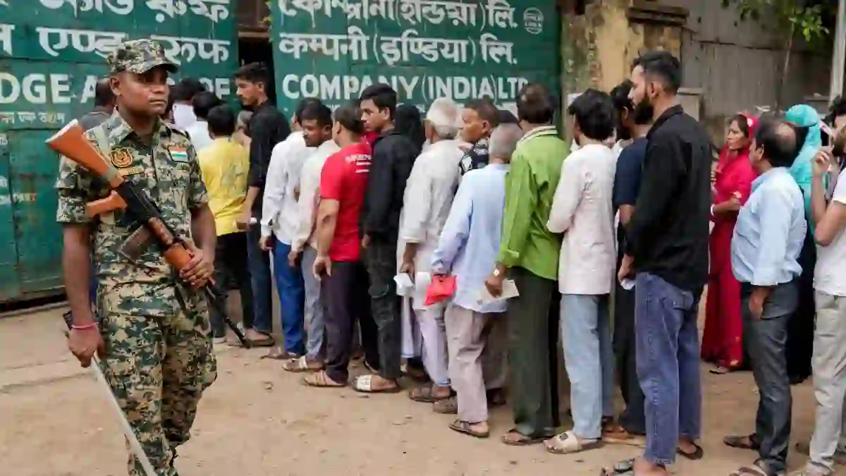 बंगाल में दोबारा मतदान चुनाव आयोग का बड़ा एक्शन 15 बूथों पर कल फिर डाले जाएंगे वोट सियासी खेमों में मची खलबली