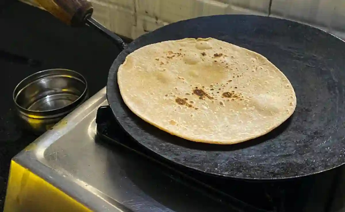 चमकने लगेगा जला हुआ काला तवा गर्म तवे पर प्याज रगड़ने की ये जादुई ट्रिक आज ही आजमाएं