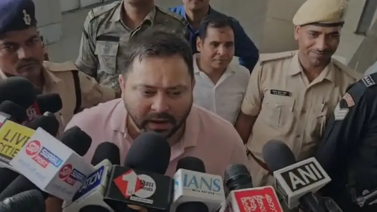 बिहार की राजनीति में हरा गमछा विवाद के बीच विकास और कल्याण योजनाओं पर टकराव