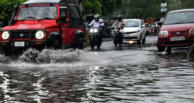 Delhi-NCR Weather: झमाझम बारिश से गर्मी से राहत, लेकिन जलभराव और ट्रैफिक जाम ने बढ़ाई परेशानी