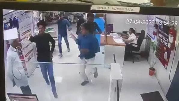 सूरत: होटल में चेक-इन करते वक्त 26 वर्षीय युवक की अचानक मौत, काउंटर पर गिरने का CCTV फुटेज आया सामने