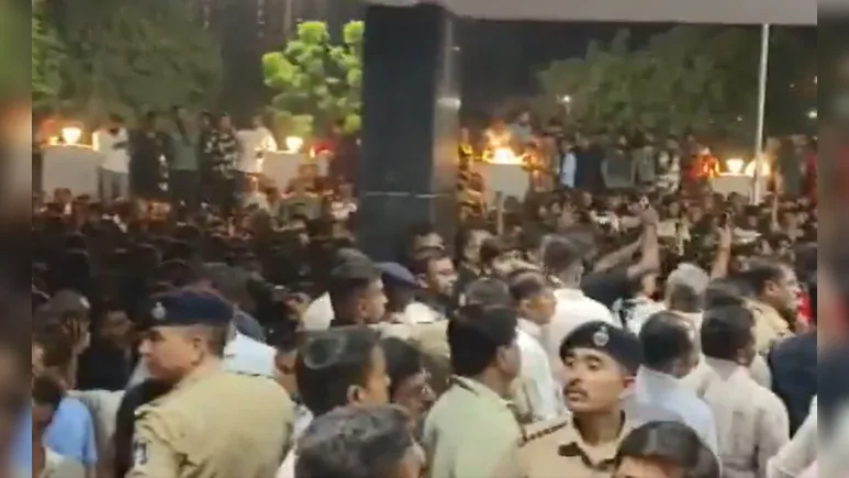 सूरत में आधी रात को संग्राम नाबालिग से छेड़छाड़ पर भड़का लोगों का गुस्सा 400 की भीड़ ने थाने को चारों तरफ से घेरा