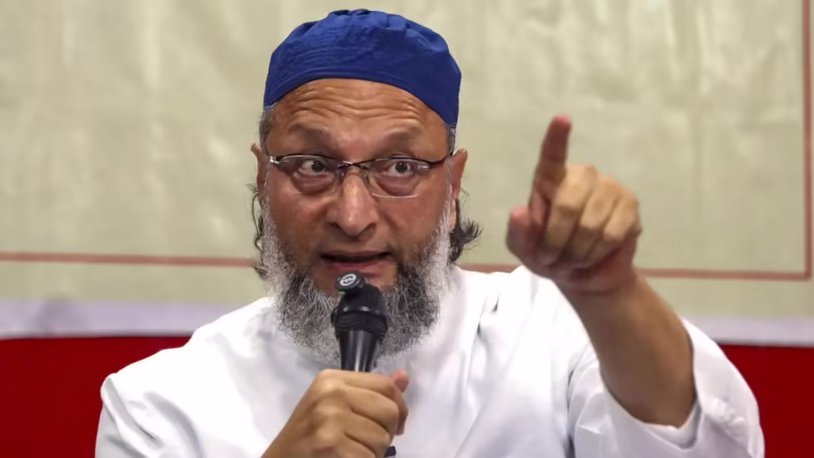 बरेली में मौलाना की संदिग्ध मौत पर बवाल क्या चलती ट्रेन में हुई मारपीट वायरल ऑडियो और ओवैसी के सवालों ने हिलाया रेलवे प्रशासन