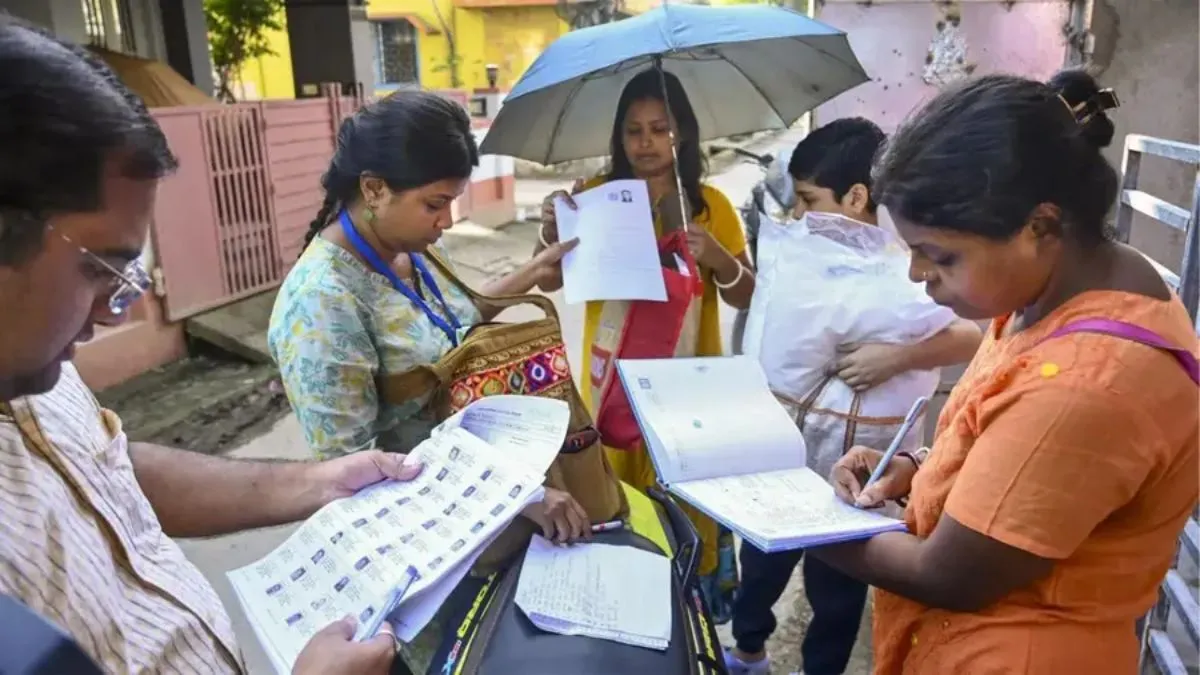 36 करोड़ मतदाताओं का होगा घर-घर सत्यापन 16 राज्यों और 3 UT में चुनाव आयोग का मेगा अभियान SIR शुरू