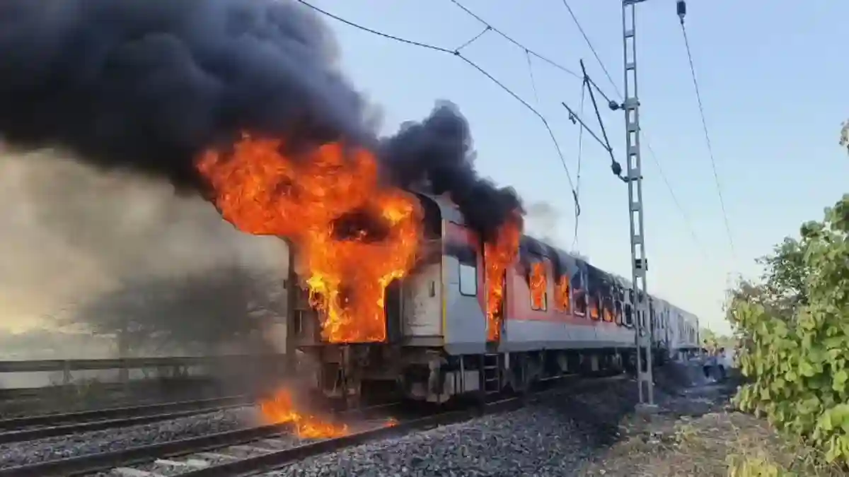 रतलाम के पास राजधानी एक्सप्रेस के AC कोच में आग, सभी यात्री सुरक्षित दिल्ली-मुंबई रूट प्रभावित