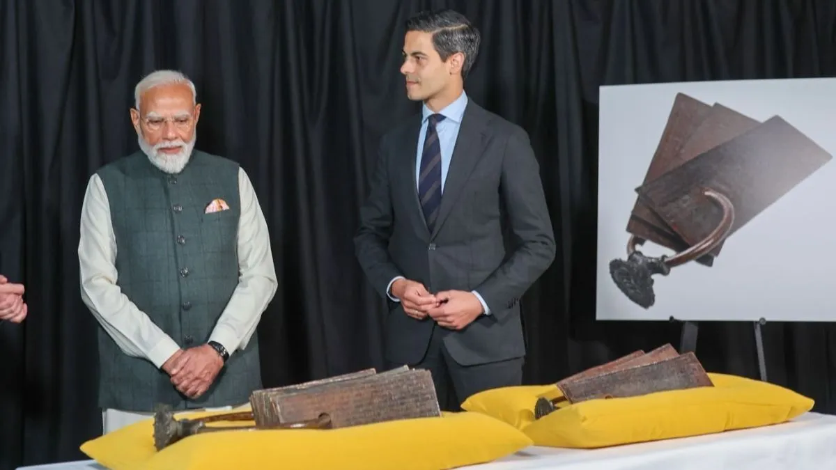 रतलाम के पास राजधानी एक्सप्रेस के AC कोच में आग सभी यात्री सुरक्षित दिल्ली मुंबई रूट प्रभावित