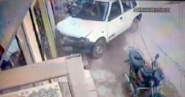 कर्नाटक NH-66 पार कर रहे व्यक्ति को कार ने मारी टक्कर, CCTV में कैद हुई मौत