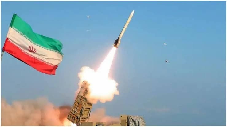 Hormuz Crisis: होर्मुज जलडमरूमध्य पर बढ़ा टकराव, अमेरिकी हमलों के बाद बहरीन-कुवैत में ईरान का मिसाइल हमला