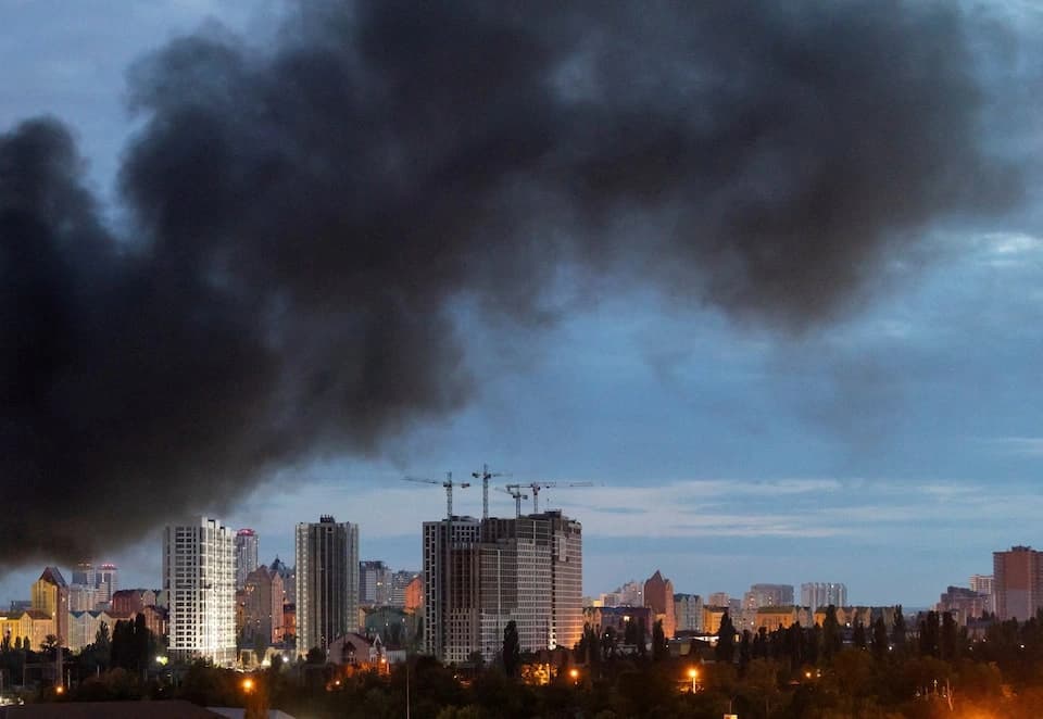 US Ukraine Defense Alert रूसी हमलों में 8 की मौत, पैट्रियट मिसाइलों की कमी पर ज़ेलेंस्की ने उठाए सवाल
