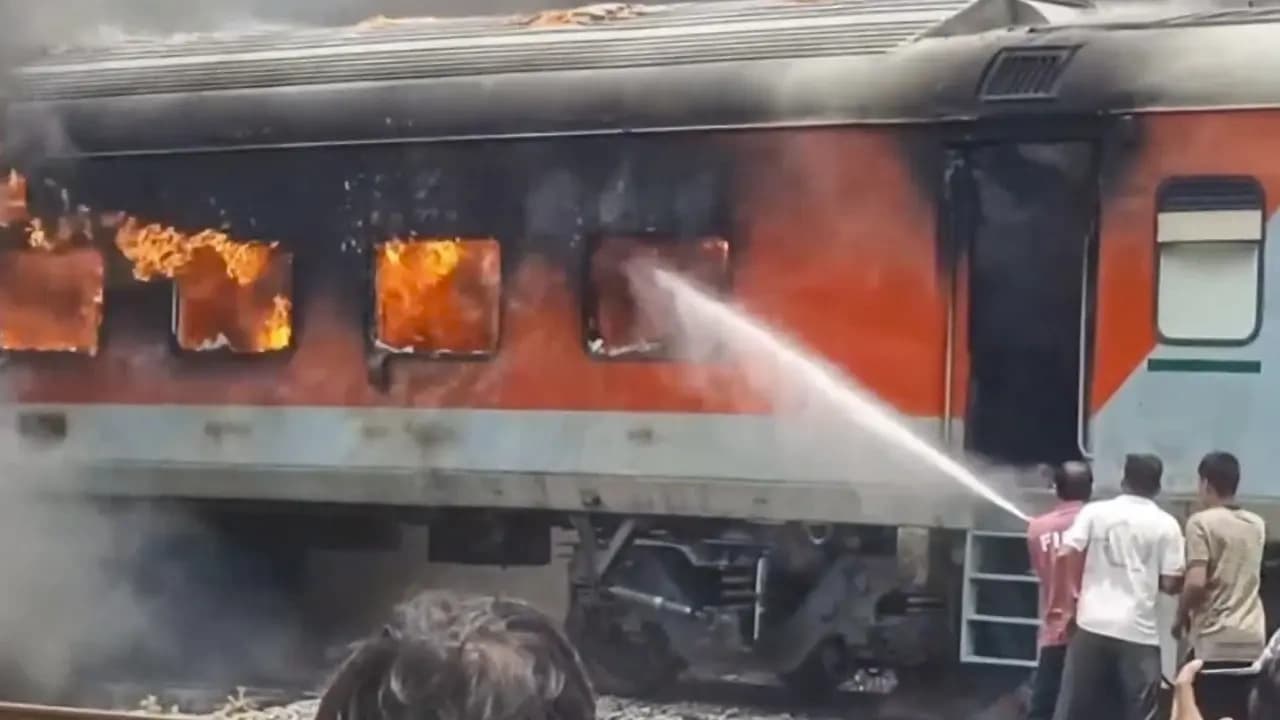 Ahmedabad Train Fire: साबरमती यार्ड में खाली यात्री कोच में लगी आग, कोई हताहत नहीं