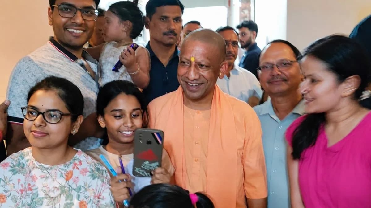 CM Yogi Ghaziabad Visit: राजनगर एक्सटेंशन में बहन के घर पहुंचे सीएम योगी, परिवार संग किया भोजन