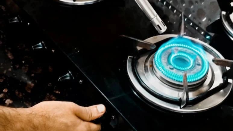 Kitchen Hacks: काले पड़ गए गैस बर्नर? इन 3 आसान स्टेप्स से करें साफ, फ्लेम होगी तेज और नीली