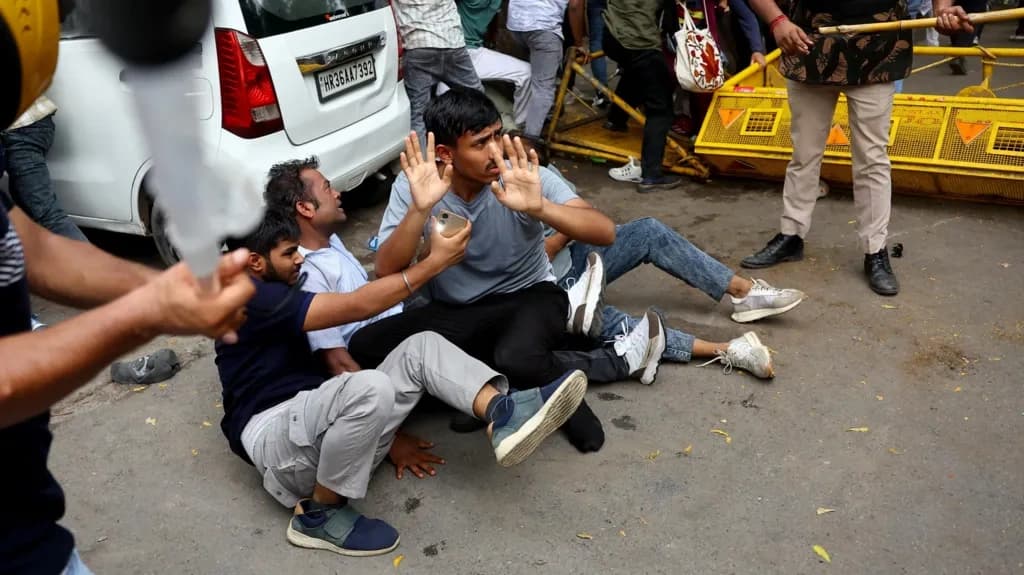 NEET-UG Protest: 'कॉकरोच जनता पार्टी' क्या है? जानिए क्यों सड़कों पर उतरे हजारों छात्र और क्या हैं उनकी मांगें