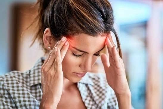 Migraine in Women: महिलाओं में माइग्रेन 3 गुना ज्यादा क्यों होता है जानिए कारण, लक्षण और बचाव के उपाय
