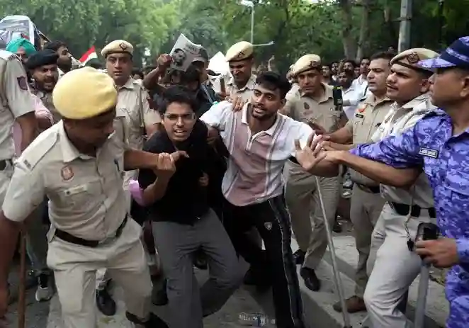 एक्सप्लेनर: लाठीचार्ज पर क्या कहता है कानून CJP प्रदर्शन के बाद दिल्ली हाईकोर्ट के नोटिस से उठे बड़े सवाल
