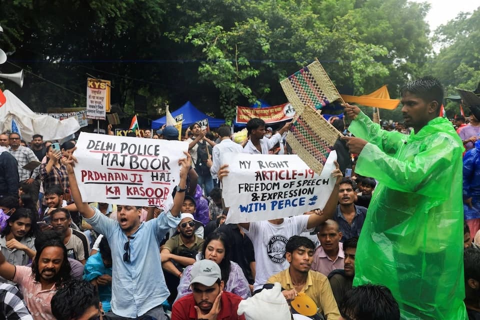 दिल्ली में 'कॉकरोच आंदोलन' का बड़ा मोड़: शिक्षा मंत्री के इस्तीफे की मांग पर सरकार ने माँगा शनिवार तक का समय