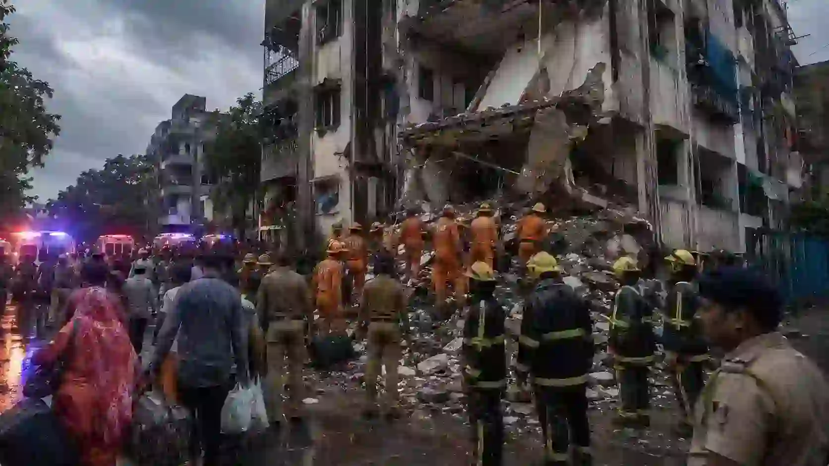 मुंब्रा में 38 साल पुरानी इमारत की गैलरी का स्लैब गिरा, 13 वर्षीय बच्ची की मौत