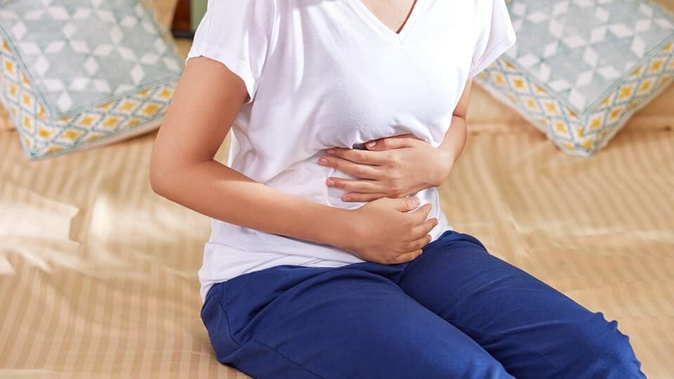 मासिक धर्म में ऐंठन और दर्द: क्यों होता है और कैसे राहत पाएं? जानिए एक्सपर्ट्स और आयुर्वेद से 10 वैज्ञानिक उपाय