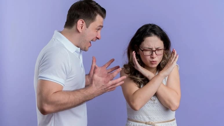 Relationship Tips: मैसेज करते समय भूलकर भी न करें ये 5 गलतियां, रिश्ते में आ सकती है दूरी