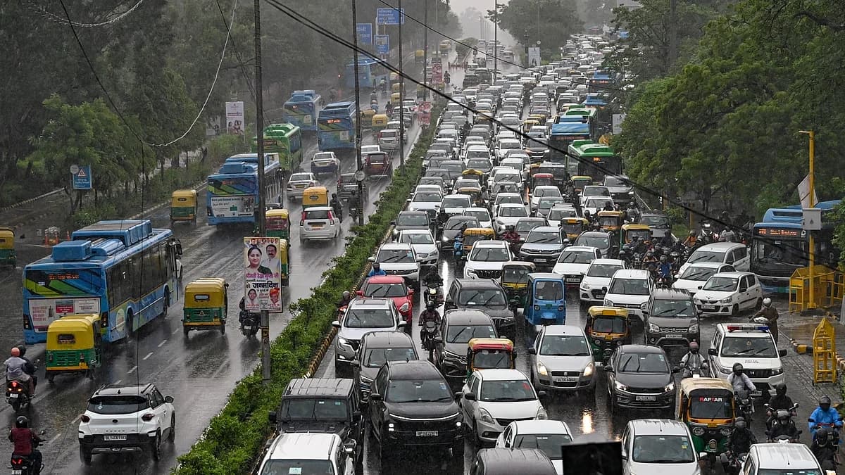 दिल्ली-एनसीआर में IMD का रेड अलर्ट, मूसलाधार बारिश से कई इलाकों में जलभराव और ट्रैफिक जाम