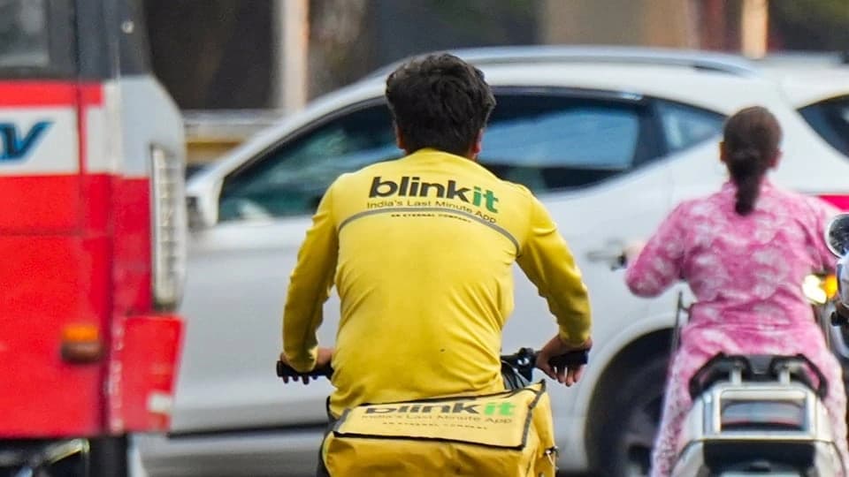 मुंबई में Blinkit पर बड़ी कार्रवाई, कॉकरोच और एक्सपायर्ड फूड मिलने के बाद फूड लाइसेंस सस्पेंड