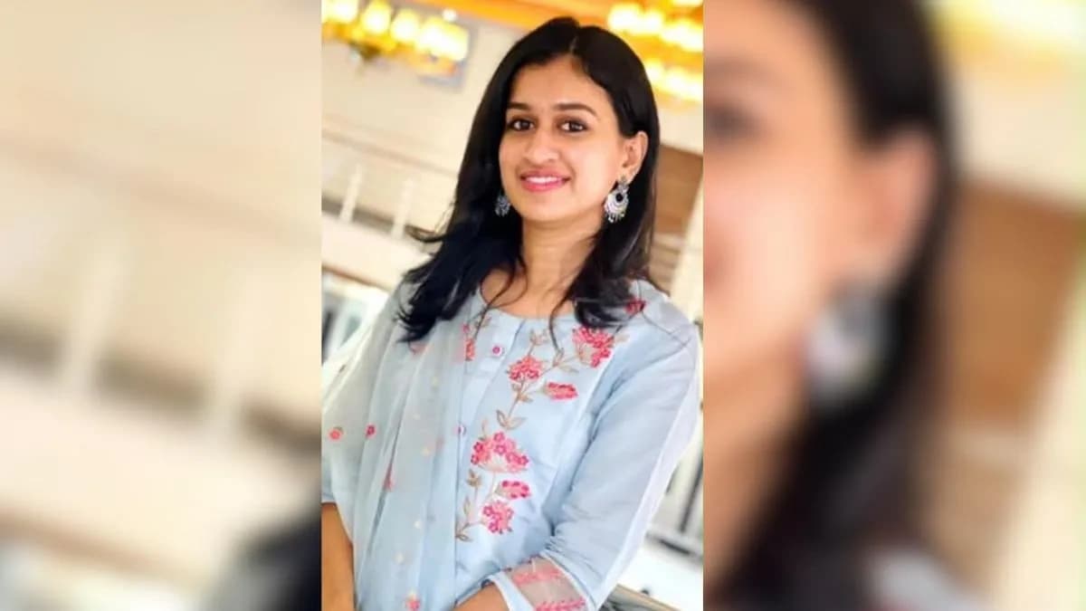 बेंगलुरु में गड्ढे से बचने के चक्कर में दर्दनाक हादसा: बाइक से गिरकर EPFO कर्मचारी मेधा की मौत, लोगों का फूटा गुस्सा