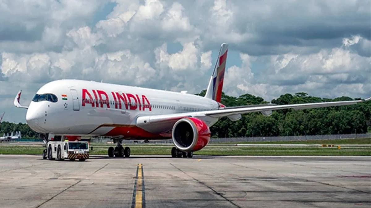 वाराणसी एयरपोर्ट पर यात्री की पिस्टल से अचानक चली गोली: महिला स्क्रीनर समेत 2 घायल, मची अफरा-तफरी