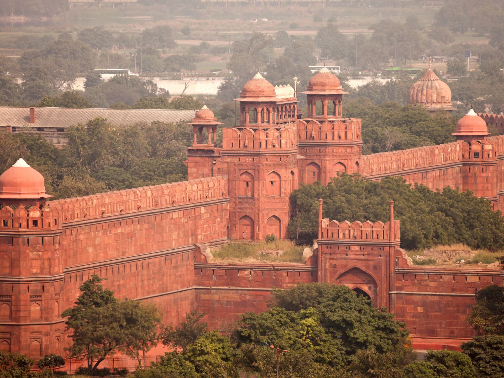 लाल किले का इतिहास: शाहजहाँ के सपनों के महल से लेकर तिरंगे की शान तक, जानें पूरा ऐतिहासिक सफर