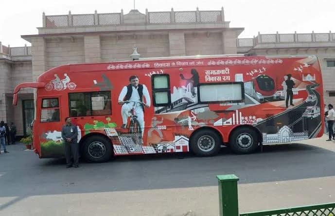 5 करोड़ का आलीशान महल या चुनावी रथ? बुलेटप्रूफ शीशे, लिफ्ट और किचन से लैस है अखिलेश यादव की नई PDA बस