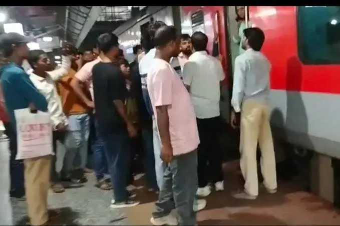 रेलवे की चादर चुराते रंगे हाथों पकड़ा गया कपल, चोरी पकड़ी गई तो 'दीदी' दिखाने लगीं रौब!