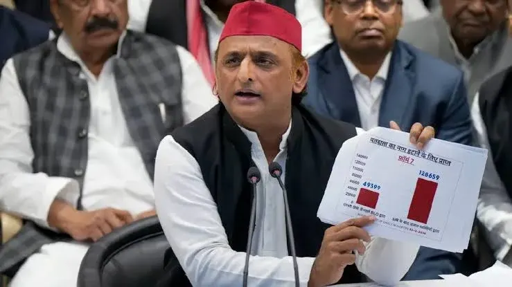 'वोटर लिस्ट से 13 करोड़ नाम कटे, 2 चुनाव आयुक्तों ने दर्ज की आपत्ति': SIR विवाद पर अखिलेश यादव का बड़ा हमला