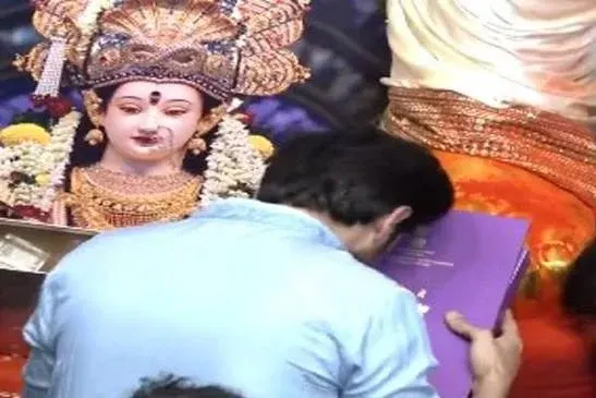 नेशनल अवॉर्ड जीतते ही लालबागचा राजा के दरबार पहुंचे कार्तिक आर्यन, बप्पा के चरणों में समर्पित किया अपना सम्मान